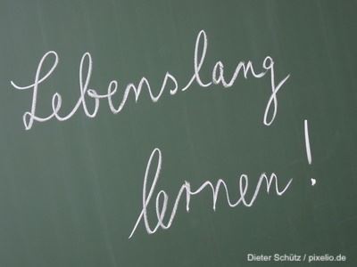 Tafel mit der Aufschrift „Lebenslang lernen!“